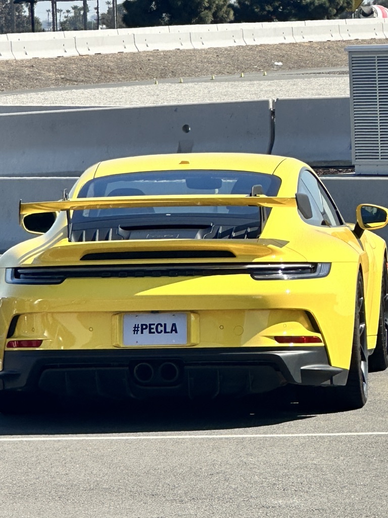 Porsche amarillo en el Porsche Experience Center de Los Ángeles