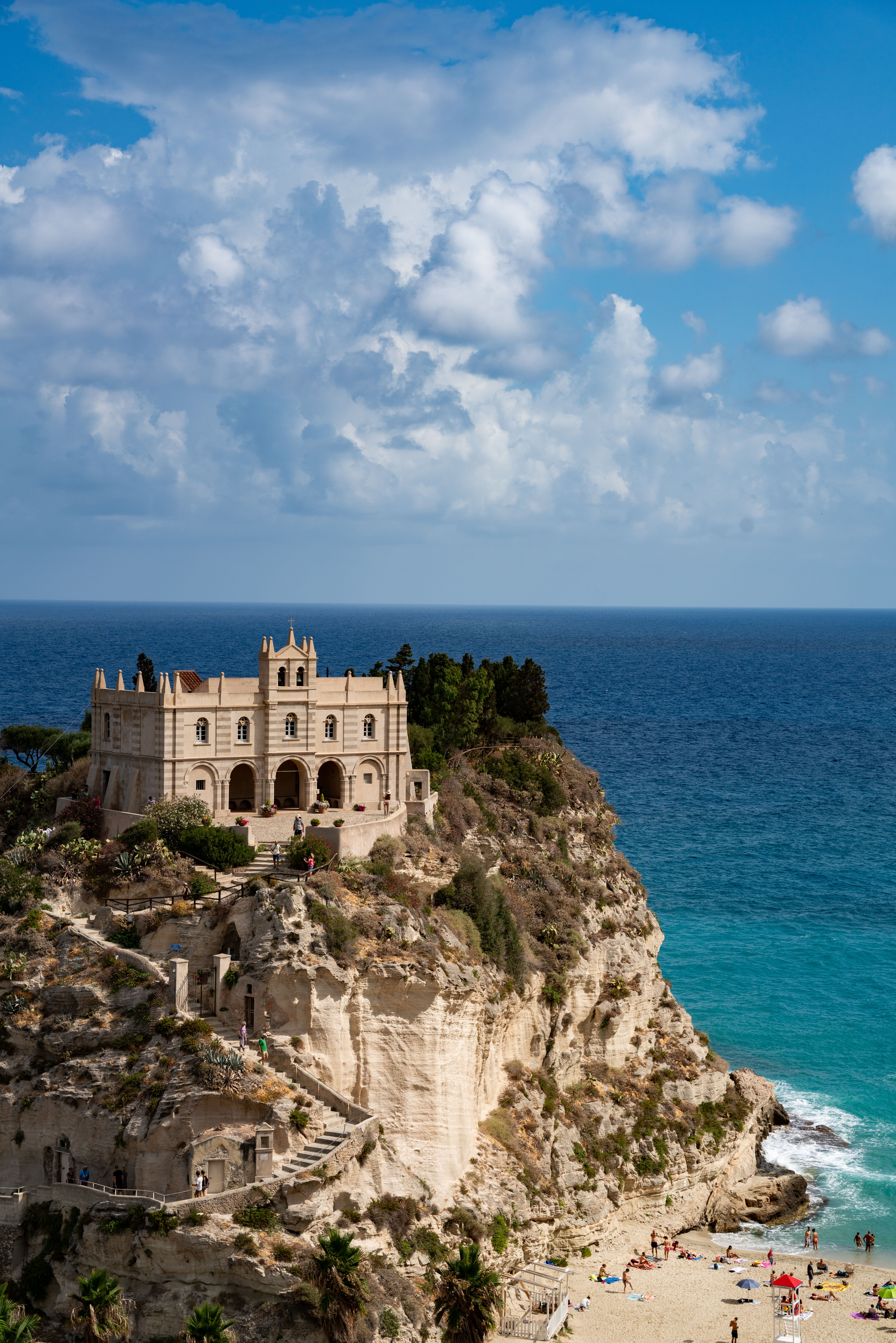 Santa Maria dell’Isola auf einem Felsen vor dem Meer in Tropea