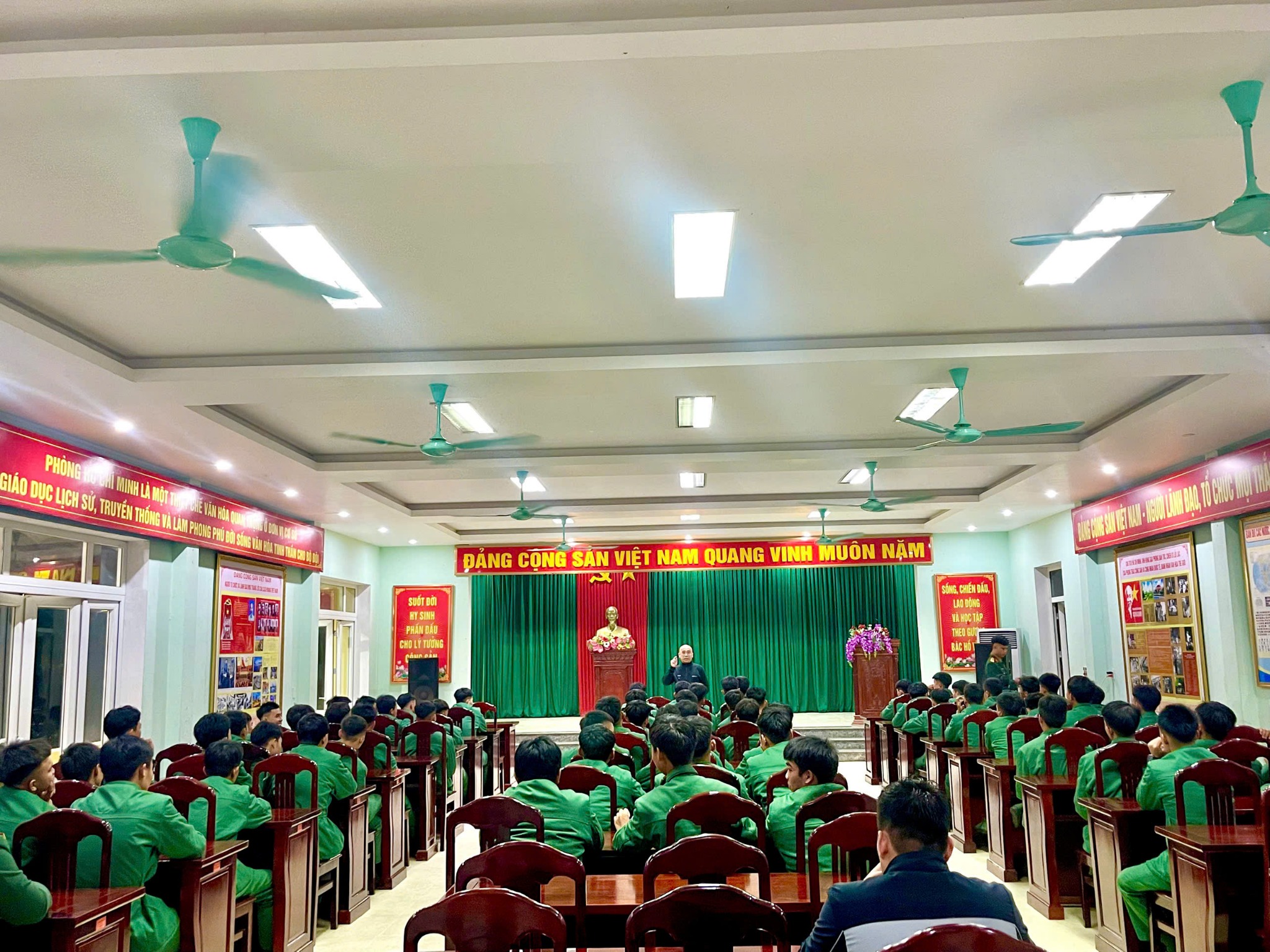 Ảnh tư liệu hoạt động tư vấn cho bộ đội tại khu vực Quảng Bình.